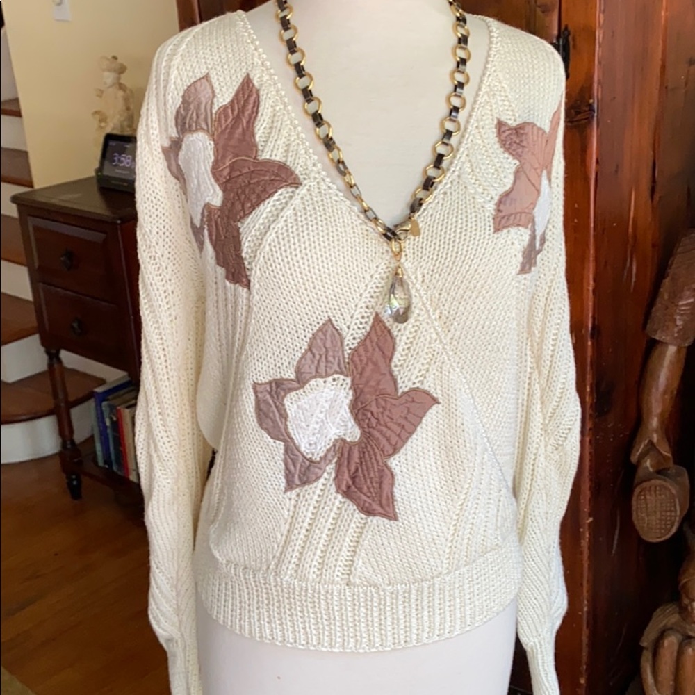Talk of the Walk designer white medium sweater